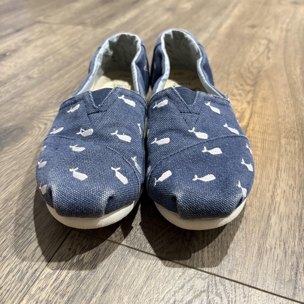 TOMS Oceana Shoes Womens Size 6.5‎ Blue Whale Print Canvas Slip On Flats - Picture 2 of 9